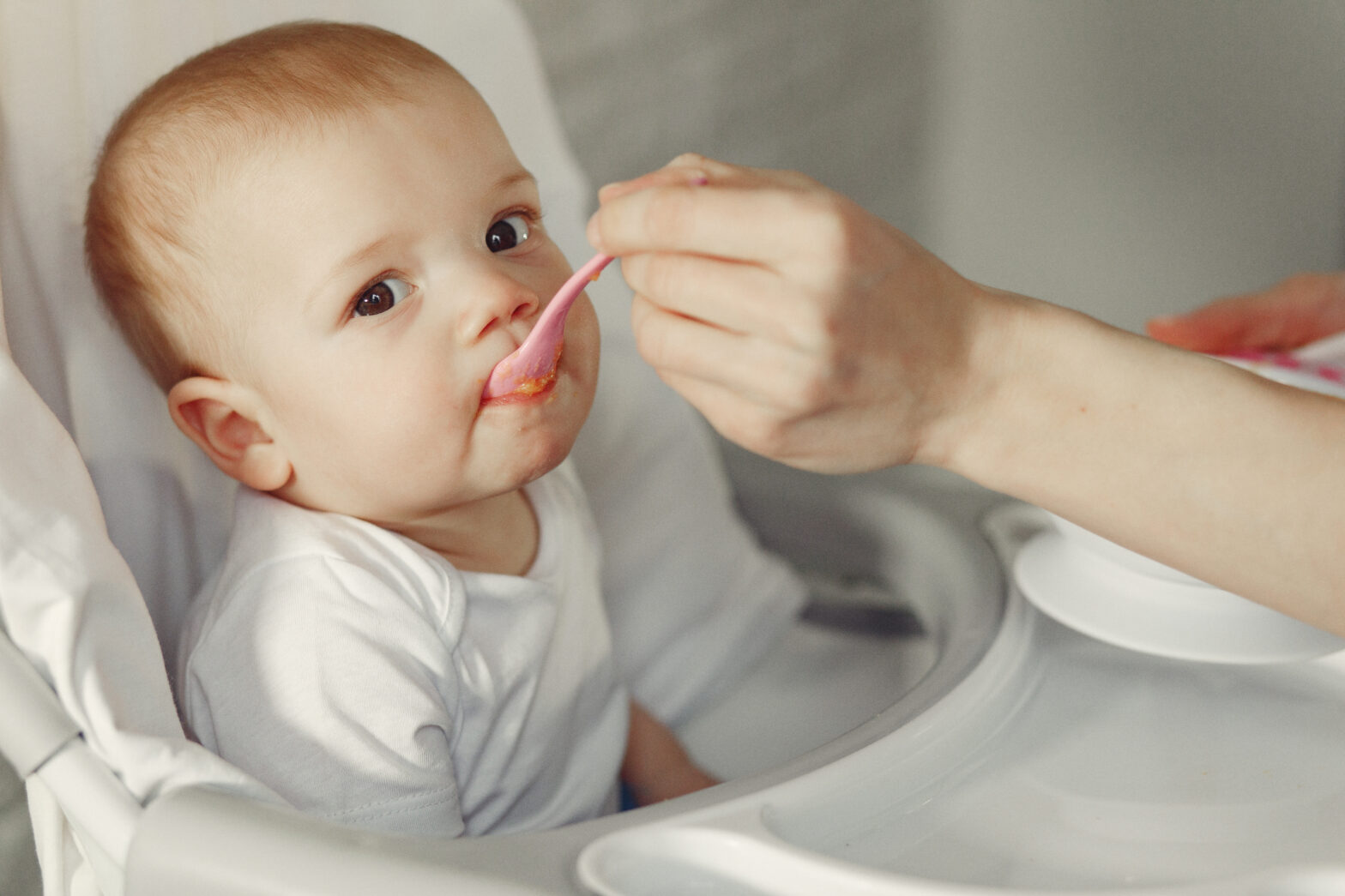 Best Pediatrician in Faridabad explains how to feed your baby solid foods